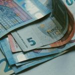L’euro sous pression face au dollar dans un contexte d’incertitude monétaire